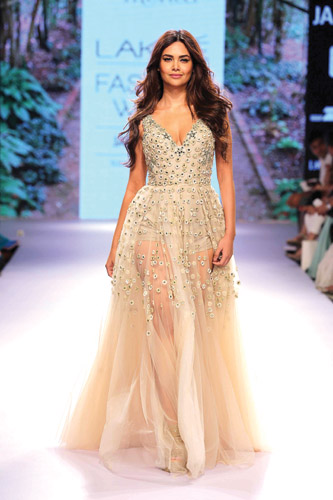 Esha Gupta walks for Arpita Mehta at Lakme Fashion Week Summer Resort 2015  (2)